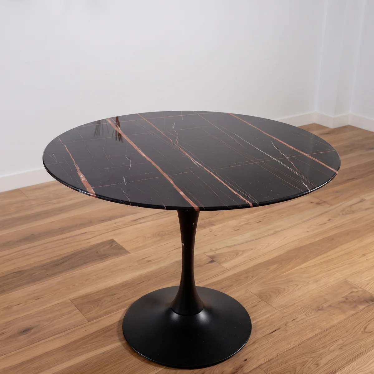 Mesa de comedor Marquina Neolith — detalle